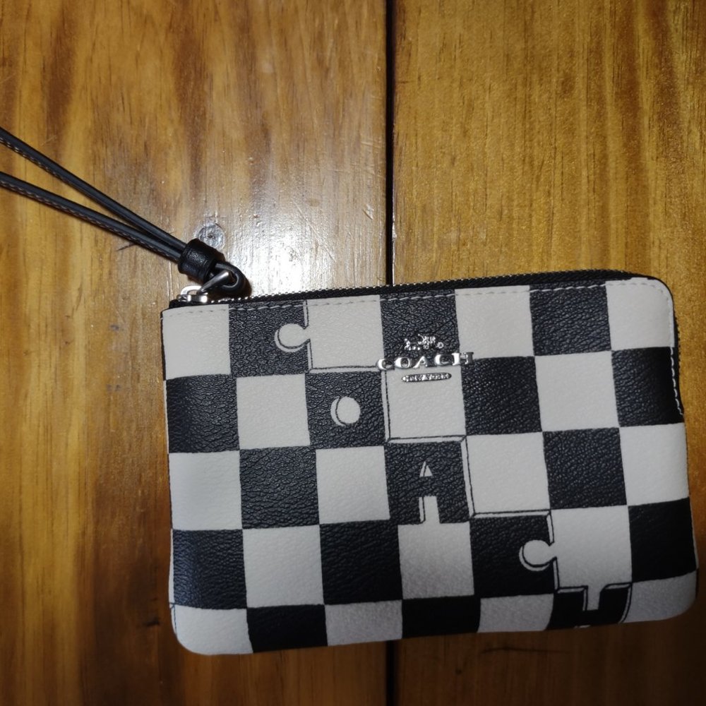 NWT COACH White & Black Corner Zip Wristlet With Checkerboard Print